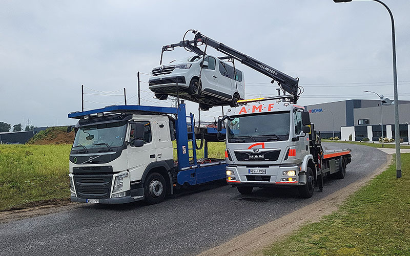 amf-abschleppdienst-abschleppen-pannenhilfe-1 Kranwagen von AMF hebt einen Kleinbus auf einen Fahrzeugtransporter.