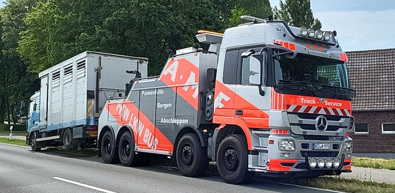 amf-abschleppdienst-b2b-flottenservice-2 Abschleppfahrzeug von AMF schleppt einen LKW auf einer Landstraße ab.