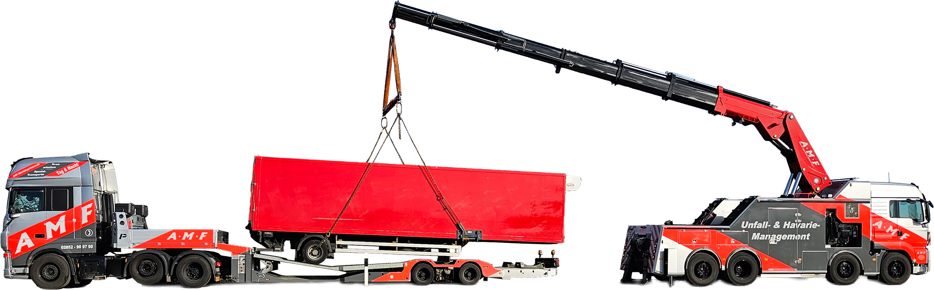 Ladekranfahreug von AMF hebt einen LKW Anhänger auf einen Tieflader vor transparentem Hintergrund.