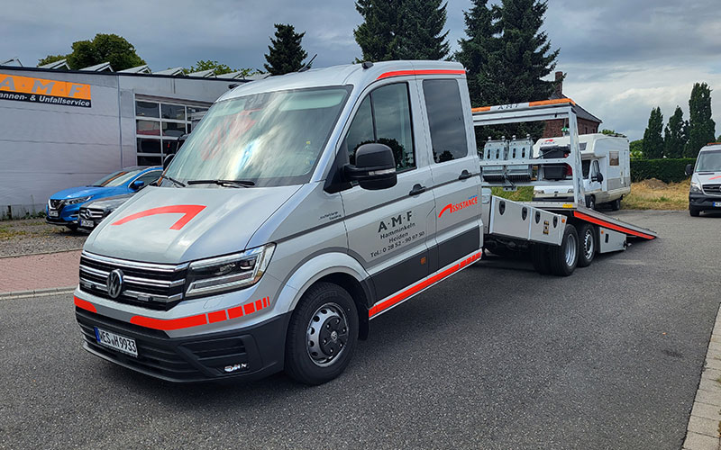 amf-abschleppdienst-fuhrpark-teaser-1 Abschleppfahrzeug von AMF auf dem Parkplatz des Firmengeländes.