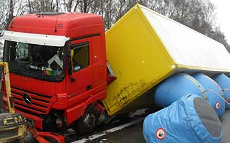 amf-abschleppdienst-luftkissenbergung Luftkissenbergung eines verunfallten LKW