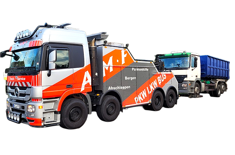 Kipplaster wird mithilfe eines Tiefladers von AMF auf einem Parkplatz auf transparentem Hintergrund abgeschleppt.