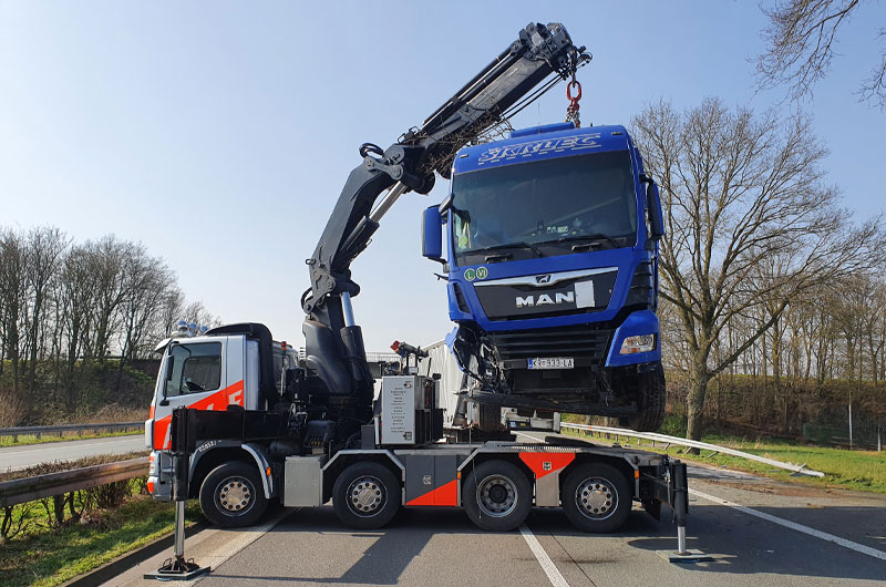 amf-abschleppdienst-fuhrpark-sattelzugmaschine Sattelzugmaschine hebt LKW nach Unfall